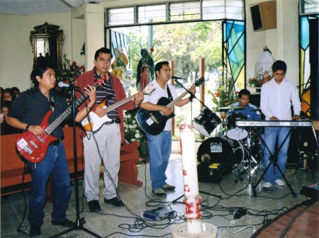 Alejandro, Angel, Erick, Omar y Toño, en San Jose Obrero en 2011